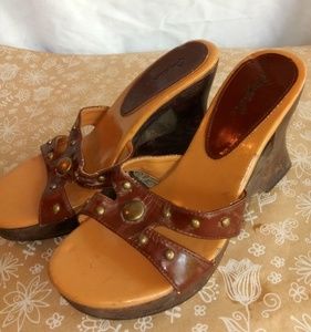 Qupid 6.5 Y2K Wooden Retro Braded Strap Sandals in Cognac